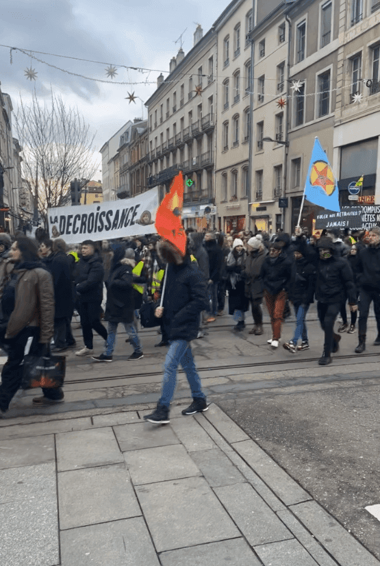 Manifestation dans une rue de centre-ville en France, un jour d’hiver