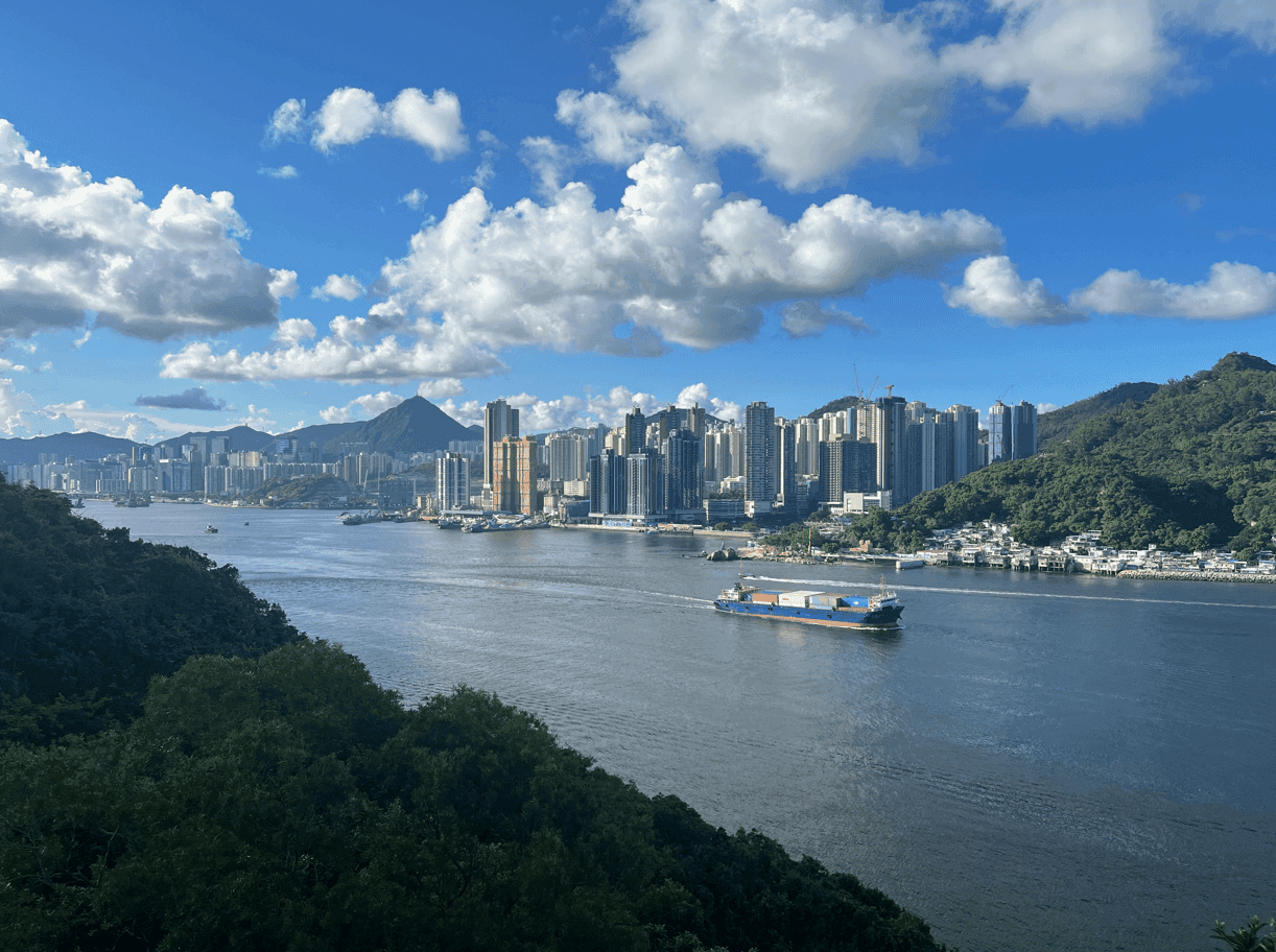 Baie de Hong Kong vue depuis les hauteurs, cargo et gratte-ciel