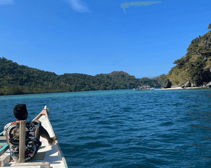 Vue depuis la proue d’un bateau traditionnel, entre les îles philippines