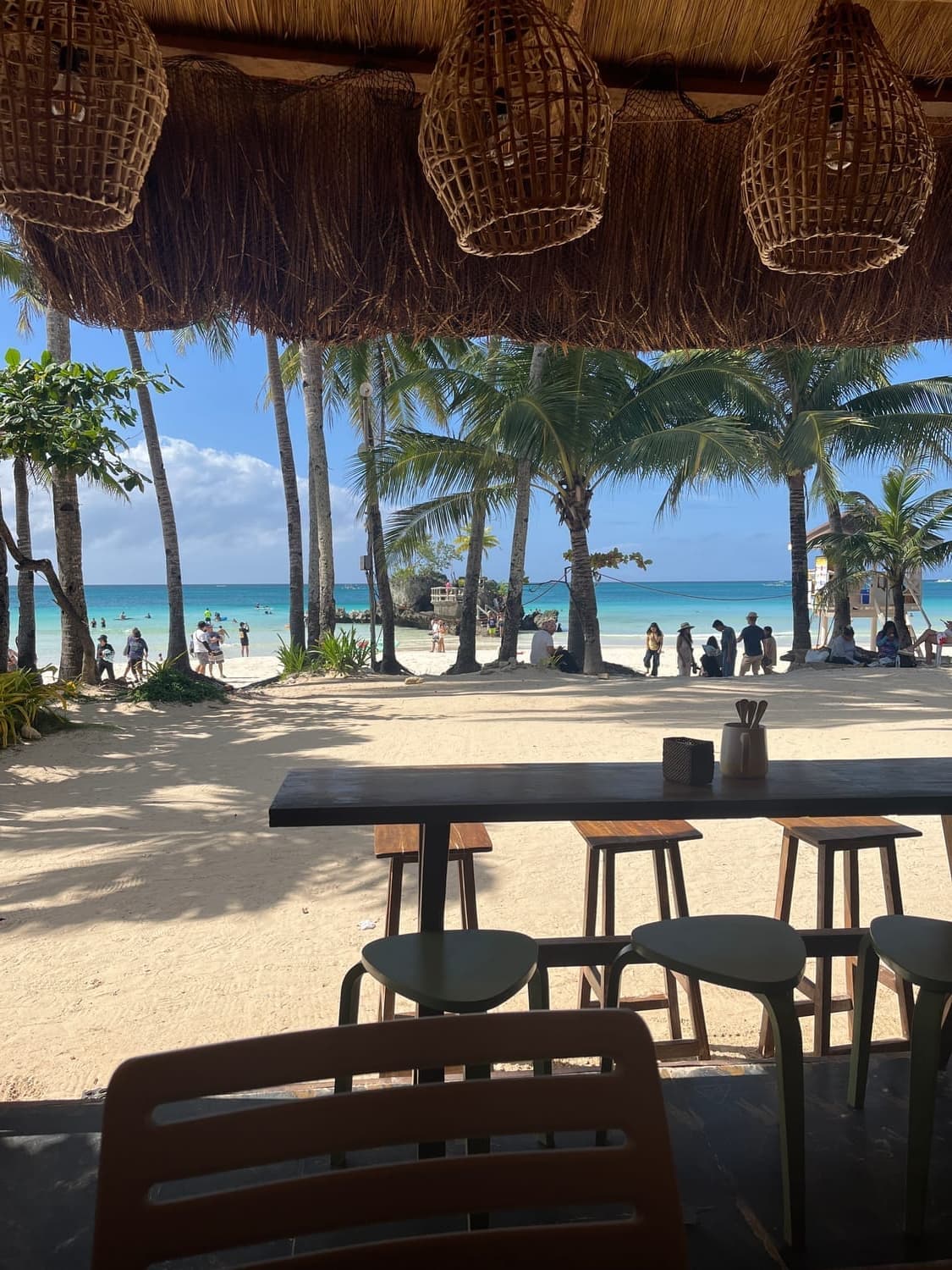 Bar de plage aux Philippines, cocotiers et mer turquoise